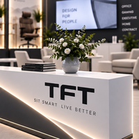Stand d'exposition professionnel sur mesure 20x20 pour mobilier de bureau avec présentoir de produits 4 zones, espace de réunion et comptoir d'accueil pour NeoCon 2026