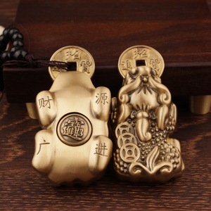 Colgante de latón Pixiu para atraer la riqueza, artesanía metálica de estilo chino tradicional para decoración del hogar - Product Image 1