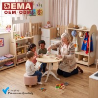 Table ronde en bois massif EMA pour enfants avec tabourets assortis pour la pause goûter de l'après-midi à la maternelle