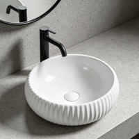 Évier de navire en céramique blanche élégante avec toilettes au design cannelé Éviers de comptoir de lavabo fabriqués à la main pour la décoration de salle de bain haut de gamme
