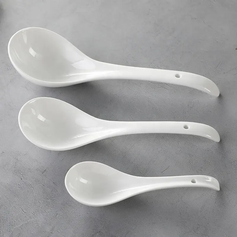 Fabbrica OEM Logo personalizzato mestolo per zuppa d'acqua manico lungo cucchiaio in ceramica grande mestolo per zuppa set da cucina