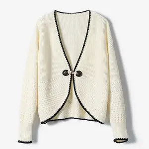 बुटीक थोक 2024 ऑटम न्यू वी-नेक काउ हॉर्न बटन सॉफ्ट ग्लूटिनस कॉटन इमिटेशन ऊन बुना हुआ कार्डिगन महिला स्वेटर