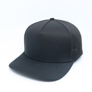 Gorra de Béisbol Unisex Personalizada de 5 Paneles con Diseño Espigado y Perforaciones Láser, Ajustable, Resistente al Agua, Color Negro Sólido, Estilo Deportivo - Product Image 1