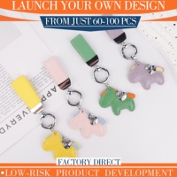 Porte-clés colorés en PU motif poney à faible MOQ, pour grossistes en cadeaux, détaillants de boutiques féminines, décoration de sacs à main, miroirs de voiture, porte-clés