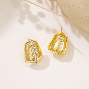 Boucles d'oreilles clous géométriques en or avec zircon incrusté, serti clos, bijoux tendance pour femmes - Product Image 2