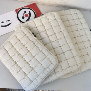 กระเป๋าใส่แท็บเล็ตแบบนุ่ม น้ำหนักเบา ขนาด 14/15 นิ้ว กันกระแทก ลายควิลท์คลาวด์พัฟเฟอร์ สไตล์เกาหลี พร้อมงานปัก กระเป๋าถือใส่แล็ปท็อป - Product Image 2