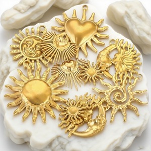 Ciondoli in acciaio inossidabile placcato oro 18 carati P262 con smalto a forma di sole e cuore per creazione gioielli, accessori fai da te per collane e bracciali - Product Image 2