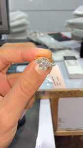 Bague de fiançailles élégante en or 14K plaqué et rempli, avec diamant de laboratoire taille coussin de 1,00 carat et trois pierres latérales en forme de poire, pour promesse nuptiale - Product Image 5