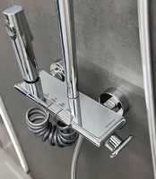 Mevalon Tête de pluie contemporaine Colonne de douche Suite Laiton poli Ensembles de douche de salle de bains Robinets sur pied Finition chromée Jet doux