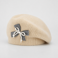 Béret en tricot beige pour femme, chaud et doux, ton avoine, avec nœud en carreaux vichy et perle, élégant, neutre, chic, vente en gros