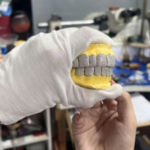 Griglia Dentale Personalizzata Hip Hop in Argento 925 con 8 Diamanti Superiori e 8 Inferiori in Moissanite VVS per Uomo - Product Image 4