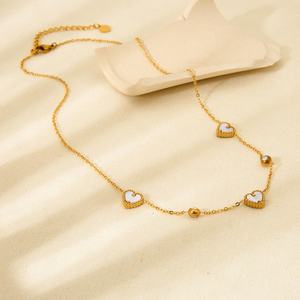 Collier en acier inoxydable plaqué or 18 carats pour femmes, avec pendentif coquillages et cœur gravé sur mesure, idéal pour les fêtes - Vente en gros - Product Image 2
