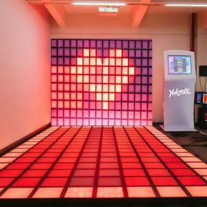 Jeu laser 'Le sol est du lave' avec écran de jeu LED 30x30 cm, grille lumineuse interactive, jeux actifs et grille de danse LED au sol - Product Image 4