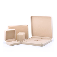 Boîte à Bijoux Haut de Gamme en Velours Beige Fait Main avec Logo Personnalisé pour Colliers, Bracelets, Boucles d'Oreilles et Bagues