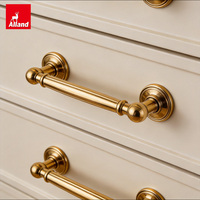 Armoires de cuisine en bois massif de noyer traditionnel, style Shaker, bicolores, sur mesure, de la marque Alland Group, avec un design Flak Pack mis à jour.