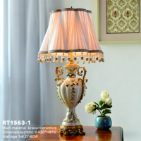 Lampe de table en céramique de style français, relief en laiton, ornée, luxe, lampe de bureau de palais, abat-jour perlé pour suite royale