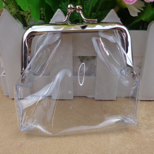 Porte-monnaie transparent minimaliste avec des lignes épurées et un cadre en métal poli, adapté aux situations professionnelles ou décontractées - Product Image 1