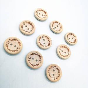 Boutons de couture <span class=keywords><strong>en</strong></span> <span class=keywords><strong>bois</strong></span> ronds faits à la main avec 2 trous et lettres gravées Artisanat <span class=keywords><strong>en</strong></span> <span class=keywords><strong>bois</strong></span> pour la couture - Product Image 4