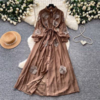 Robe décontractée pour femme WIWT, élégante, verte, à fleurs brodées, col chemise, manches longues, coupe trapèze, avec ceinture, pour tous les jours et les vacances