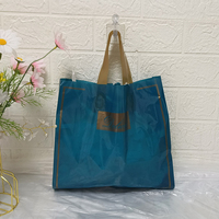 Sac fourre-tout en plastique personnalisé recyclable avec sangle et poignée anti-humidité pour l'emballage de vêtements en magasin