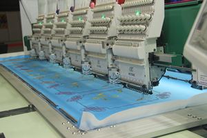 Máquina de Bordar Plana de 6 Cabezas HE FENG, Nueva, 1200 RPM, Operación Computarizada, Área de Bordado, Fabricada en Guangdong, Venta al por Mayor - Product Image 3