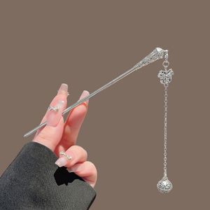 Élégante Pique à Cheveux de Style Chinois avec Pendentif Épée et Pompon, pour Coiffures Chignon, Accessoire de Coiffure et Bijou pour Femme - Product Image 3
