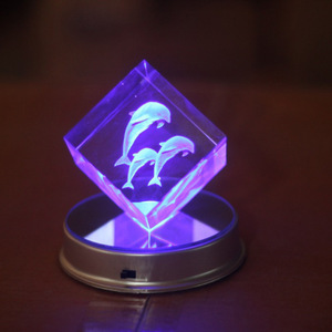 Cube <span class=keywords><strong>photo</strong></span> <span class=keywords><strong>3D</strong></span> <span class=keywords><strong>en</strong></span> cristal transparent style fée, gravé au laser motif dauphin, base lumineuse LED, <span class=keywords><strong>cadre</strong></span> <span class=keywords><strong>photo</strong></span> <span class=keywords><strong>en</strong></span> <span class=keywords><strong>verre</strong></span> vierge personnalisable - Product Image 4