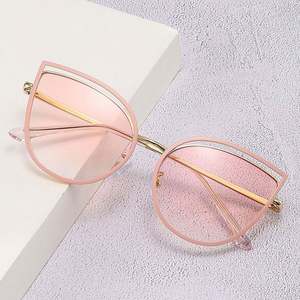 Gafas de Sol Personalizadas de Moda 2022 con Lentes Degradados Extra Grandes, Protección UV400, Montura Grande de Metal, Estilo Ojo de Gato para Mujer - Product Image 3