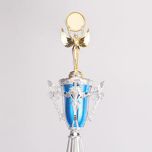 カスタムプラスチック4層2柱ビッグトロフィー木製ベースアワードカップスポーツ大会EZ05 - Product Image 2