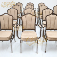 Chaises de banquet empilables de luxe en velours et métal avec accoudoirs, personnalisées pour hôtels et restaurants, collection 2026, idéales pour événements