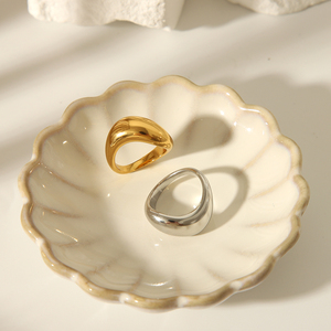 Klassieke design roestvrijstalen ringen met 18K vergulding, minimalistisch geometrisch, onregelmatige golfvorm, voor dames en heren, waterdicht. - Product Image 2