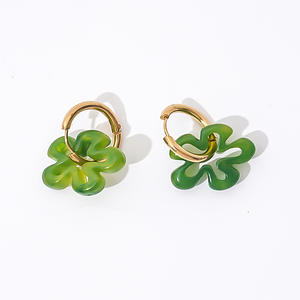 Pendientes de aro acrílicos Flor de resina Pendientes de acero inoxidable Chapado en oro de 18 quilates Pendientes colgantes de flores Bohemias de acero S sin deslustrar - Product Image 4