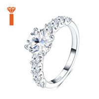 Bague de Fiançailles Classique en Moissanite Ronde de 2 carats avec Pierres Latérales Graduées et Pavé, Bague Solitaire Centrale Ronde pour Promesse