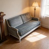 Modernes Minimalistisches Chesterfield Samt-Sofa Hellblau Gepolstert Langlebiges 2-Sitzer Loveseat mit Weißem Holzrahmen