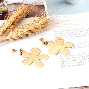 Boucles d'oreilles pendantes florales irrégulières en forme de pétale, plaquées or 18 carats, étanches, en acier inoxydable, pour femmes - Product Image 1