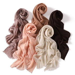 Écharpe carrée en rayonne 68 cm, couleur unie, douce pour la peau, décontractée, printemps-été, avec bords frangés - Product Image 4