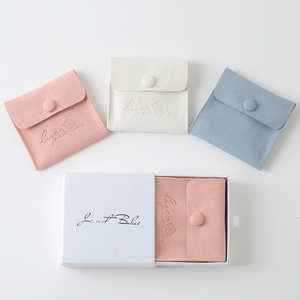 Pochettes en microfibre de luxe sur mesure pour bijoux, avec logo personnalisé, format enveloppe à bouton - Product Image 1