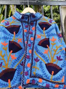 Chaqueta Suzani Bordada de la Mejor Calidad, Chaqueta Suzani de Algodón Bordada a Mano con Diseño Floral para Mujer, Otoño Invierno, Decoración con Botones - Product Image 2