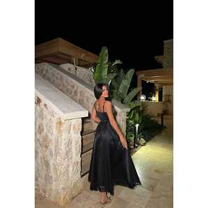 Robe de bal longue en satin noir avec détail de dentelle à l'ourlet, style soirée formelle et banquet - Product Image 1