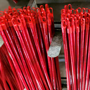 Palos de escoba de plástico rojos con diseño de gancho, duraderos para la limpieza del suelo del hogar, de 45 pulgadas o más, estilo básico - Product Image 1