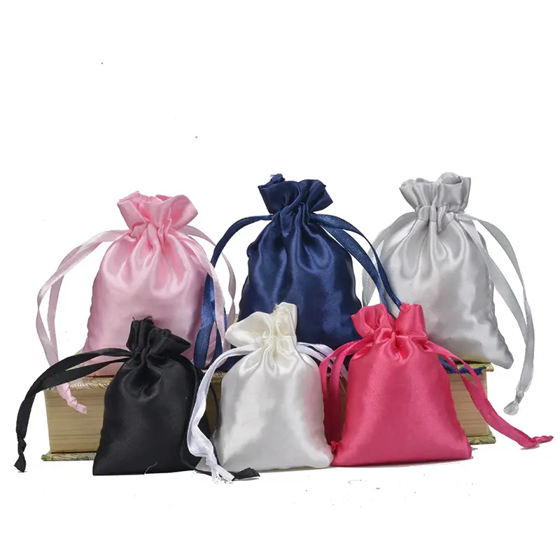 Vente en gros de biodégradables recyclables logo imprimé personnalisé petit bijoux en satin de soie pochette rose sac en satin avec cordon de serrage