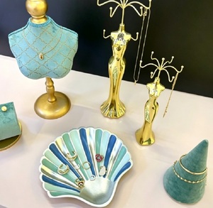 Set Espositore per Gioielli Stile Oceano con Vassoio a Conchiglia, Velluto Turchese Premium e Supporto Dorato per Collane e Anelli - Product Image 4