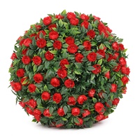 Boule de fleurs artificielle en rose rouge, fausse sphère de verdure pour la décoration suspendue de patio extérieur, jardin, balcon, porte d'entrée