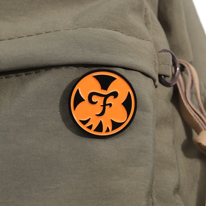 Spilla Smaltata del Gioco d'Avventura Decifrato Professor Layton, Accessorio di Moda per Abbigliamento, Regalo per Amici - Product Image 3