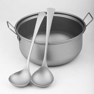 Vaisselle d'extérieur Accessoires de camping Cuisine de camping Cuillère à soupe en titane pur Ménage à long manche Cuillère à soupe de camping en plein air - Product Image 5