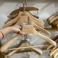 Benutzer definierte Logo Luxus Bekleidungs geschäft Kleiderbügel Hersteller braun Holz Hose Kleiderbügel für Bekleidungs geschäft Getränke Kleiderbügel