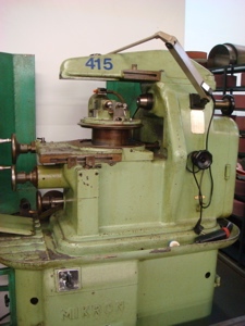 Fraiseuse à engrenages universelle de haute précision pour les engrenages plus petits, adaptée à la coupe d'engrenages à pas fin, opérations d'outillage de haute précision - Product Image 3