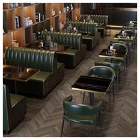 Ensemble de canapés banquette haut de gamme en cuir vert foncé avec garniture dorée et table à manger noire brillante pour hôtel moderne, cuisine, bar, salon