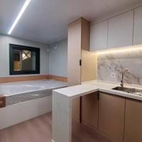 Capsule modulaire préfabriquée High Life, maisonnette préfabriquée modulaire avec deux étages et terrasse
