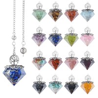 Collier pendentif en cristal naturel avec design en résine en forme d'arbre de vie et copeaux de cristal multicolores